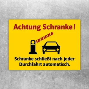 Warnaufkleber mit Hinweis „Achtung Schranke!“ und automatisch schließender Schranke in Gelb, Rot und Schwarz.