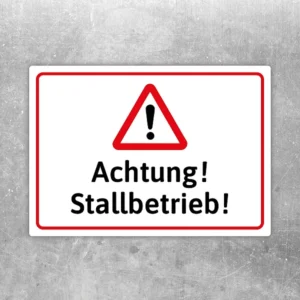 Warnaufkleber mit Dreiecksymbol und dem Text Achtung! Stallbetrieb! für den Hofbereich