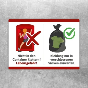Aufkleber mit Warnhinweis zum Altkleidercontainer: nicht hineinklettern, Kleidung nur in Säcken einwerfen.
