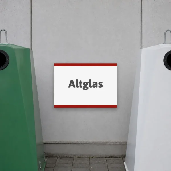 Altglas-Hinweisschild an einer Glascontainer-Sammelstelle im Außenbereich zur klaren Kennzeichnung des Entsorgungsplatzes.