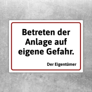 Betreten auf eigene Gefahr Aufkleber für den Zugang zur Anlage mit rotem Warnrahmen.