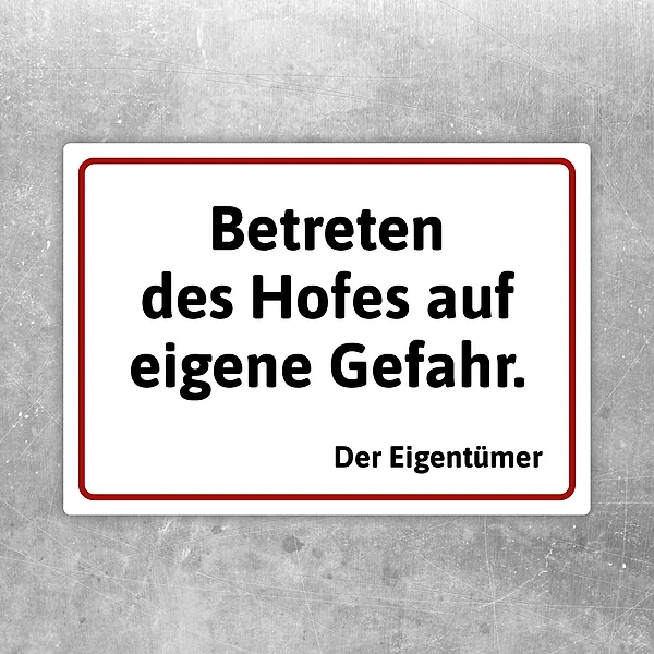 Hinweisaufkleber mit dem Text Betreten des Hofes auf eigene Gefahr für Hof und Einfahrt.
