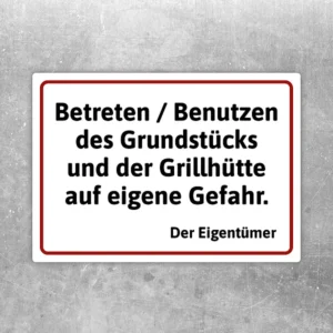 Warnaufkleber mit dem Hinweis Betreten und Benutzen der Grillhütte auf eigene Gefahr.