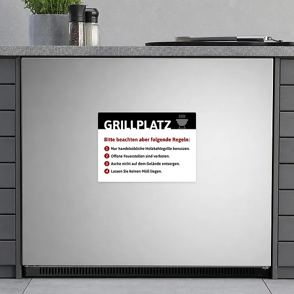 Hinweisaufkleber für den Grillplatz mit Regeln zu Holzkohlegrill, offener Feuerstelle und sauberem Platz