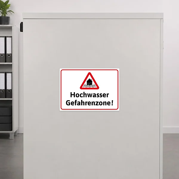 Warnaufkleber für eine Hochwasser Gefahrenzone mit rotem Dreieck und Haus über Wellen.