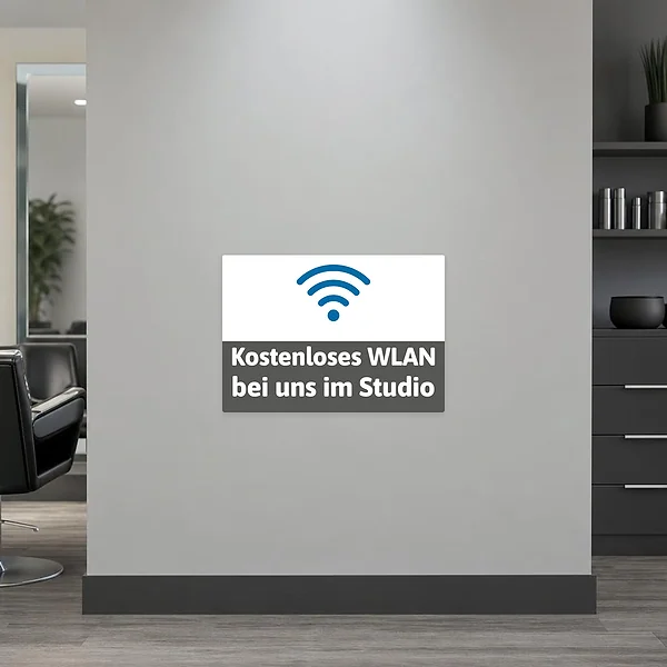 Querformatiger WLAN Aufkleber mit blauem Symbol und Hinweistext für kostenloses Gästeinternet im Studio.