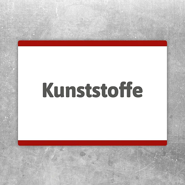 Aufkleber mit der Aufschrift Kunststoffe zur Kennzeichnung eines Sammelbereichs für Kunststoffabfälle.