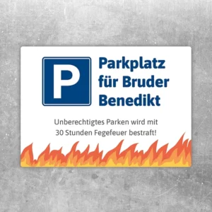 Aufkleber mit Parkplatzsymbol und dem Spruch Parkplatz für Bruder Benedikt mit Flammenmotiv.