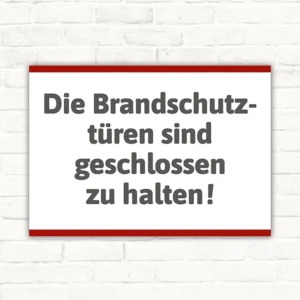 Schild mit der Aufschrift „Brandschutztüren geschlossen halten“ als klare Kennzeichnung