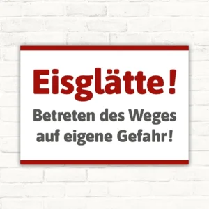 Schild mit der Aufschrift „Eisglätte – Betreten auf eigene Gefahr“ als klare Kennzeichnung