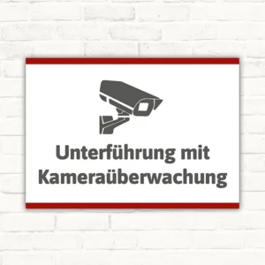 Schild Unterführung mit Kameraüberwachung mit gut lesbarem Motiv „Unterführung mit Kameraüberwachung“