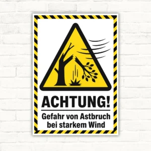 Achtung! Gefahr von Astbruch bei starkem Wind als Warnschild mit gelbem Warndreieck, Baum und schwarzem Text.