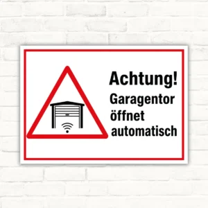 Warnschild mit rotem Dreieck und Text „Achtung! Garagentor öffnet automatisch“ als Schild für Garage und Zufahrt.