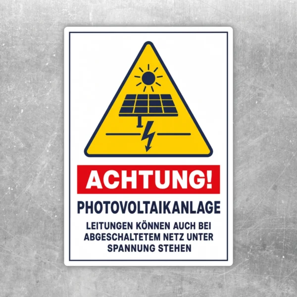 Warnaufkleber mit Photovoltaik-Symbol, Spannungshinweis und Text für Anlagen mit möglicher Restspannung.