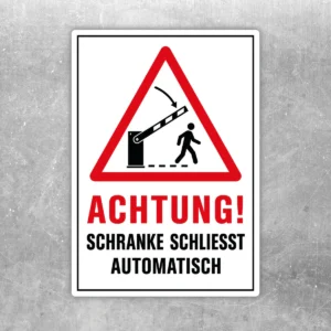 Achtung Schranke schließt automatisch Aufkleber mit rotem Warndreieck und schwarzem Text auf weißem Hintergrund.