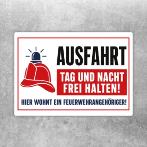 Aufkleber mit rotem Feuerwehrhelm, Ausfahrt-frei-halten-Hinweis und dem Text für Feuerwehrangehörige auf weißem Hintergrund.