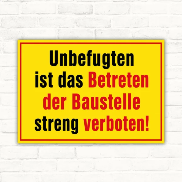 Verbotsschild mit Text „Unbefugten ist das Betreten der Baustelle streng verboten!“ auf gelbem Hintergrund.