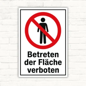 Schild mit rotem Verbotssymbol und dem Text „Betreten der Fläche verboten“ als bedrucktes Verbotsschild.