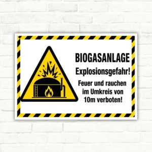 Biogasanlage-Warnschild mit Explosionsgefahr und dem Hinweis „Feuer und rauchen im Umkreis von 10m verboten“.
