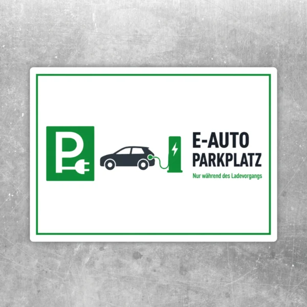 E-Auto Parkplatz nur während des Ladevorgangs Aufkleber mit grünem Parksymbol, Ladekabel und klarer Hinweisbeschriftung.