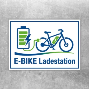 Aufkleber mit E-Bike und Batteriesymbol für eine Ladestation in Blau, Grün und Weiß im Querformat.