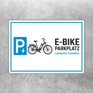 E-Bike Parkplatz Aufkleber mit P-Symbol, Fahrrad und Hinweis „Ladeplatz freihalten“ in Blau, Schwarz und Weiß.