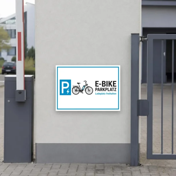 KI-generiertes Anwendungsbeispiel: E-Bike Parkplatz Aufkleber mit Ladeplatz-Hinweis auf weißem Hintergrund in Blau, Schwarz und Weiß.