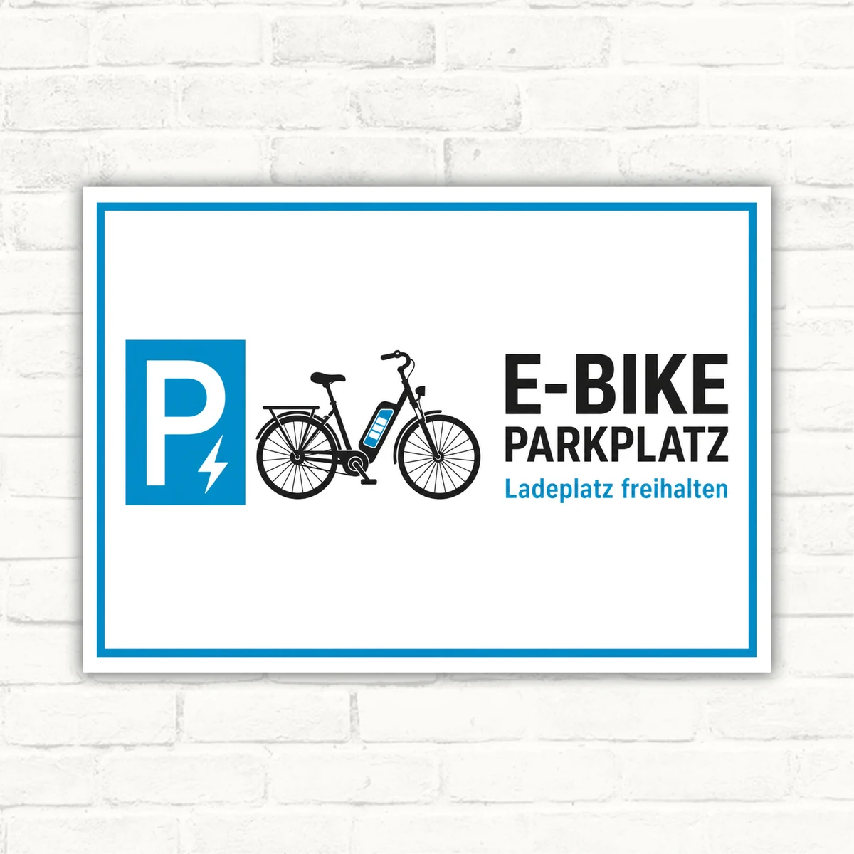 Schild mit E-Bike Parkplatz und dem Hinweis „Ladeplatz freihalten“, mit P-Symbol und Fahrradmotiv als Aluminium-Verbundplatte.