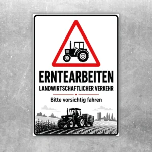 Erntearbeiten Aufkleber mit Traktor-Warnmotiv und dem Hinweis „landwirtschaftlicher Verkehr bitte vorsichtig fahren“ auf weißem Hintergrund.