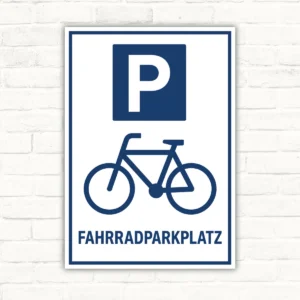 Fahrradparkplatz Schild mit blauem P-Symbol und Fahrradmotiv, weißer Hintergrund, bedruckte Hinweistafel.