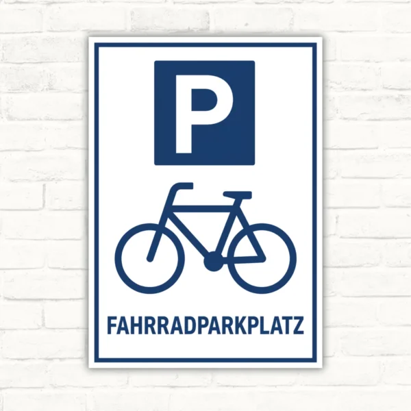 Fahrradparkplatz Schild mit blauem P-Symbol und Fahrradmotiv, weißer Hintergrund, bedruckte Hinweistafel.