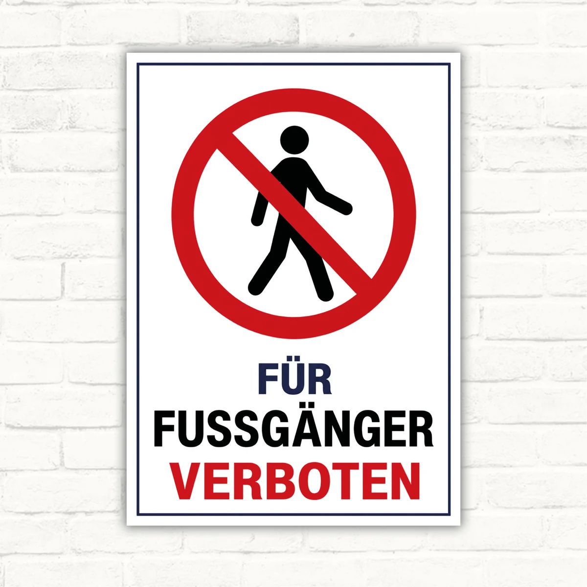 Fußgänger verboten Schild mit rotem Verbotssymbol und dem Text „FÜR FUSSGÄNGER VERBOTEN“ als bedruckte Platte.