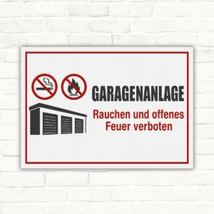 Schild mit der Aufschrift „GARAGENANLAGE – Rauchen und offenes Feuer verboten“ mit Verbotssymbolen.