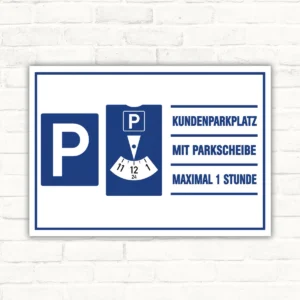 Schild mit Aufdruck „Kundenparkplatz mit Parkscheibe maximal 1 Stunde“, blau-weißes Parkplatzschild im Querformat.