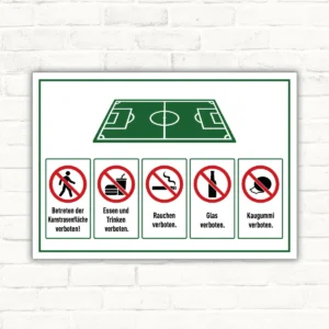 Kunstrasenfläche Regeln und Verbote Schild mit Spielfeldgrafik sowie Hinweisen zu Betreten, Essen, Trinken, Rauchen, Glas und Kaugummi.