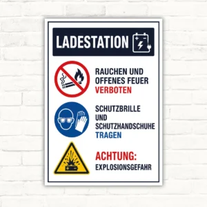 Bedrucktes Schild mit der Aufschrift „Ladestation“, Hinweisen zu Rauchverbot, Schutzkleidung und Explosionsgefahr im Hochformat.