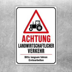 Achtung landwirtschaftlicher Verkehr Aufkleber mit rotem Warndreieck und Traktor-Symbol auf weißem Hintergrund.
