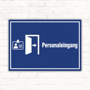 Personaleingang Schild mit Türsymbol, Pfeil und weißer Schrift auf blauem Hintergrund als Hinweisschild aus Aluminium-Verbundplatte.