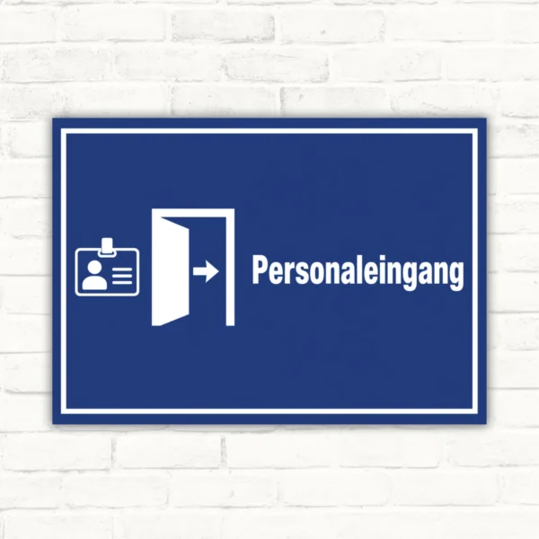 Personaleingang Schild mit Türsymbol, Pfeil und weißer Schrift auf blauem Hintergrund als Hinweisschild aus Aluminium-Verbundplatte.