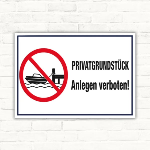 Privatgrundstück Anlegen verboten Schild mit rotem Verbotssymbol, Boot und Anlegesteg sowie dem Text „PRIVATGRUNDSTÜCK Anlegen verboten!“.