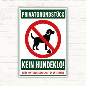 Privatgrundstück-Schild mit rotem Verbotssymbol, Hund und dem Text „Kein Hundeklo!“ als Hinweis für den Außenbereich.