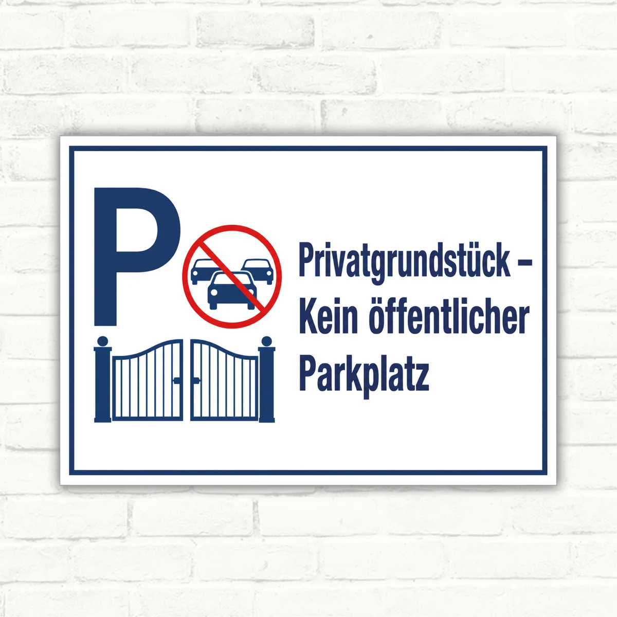 Schild mit Motiv „Privatgrundstück – Kein öffentlicher Parkplatz“: blaues P, Verbotssymbol und Tor auf weißem Hintergrund.