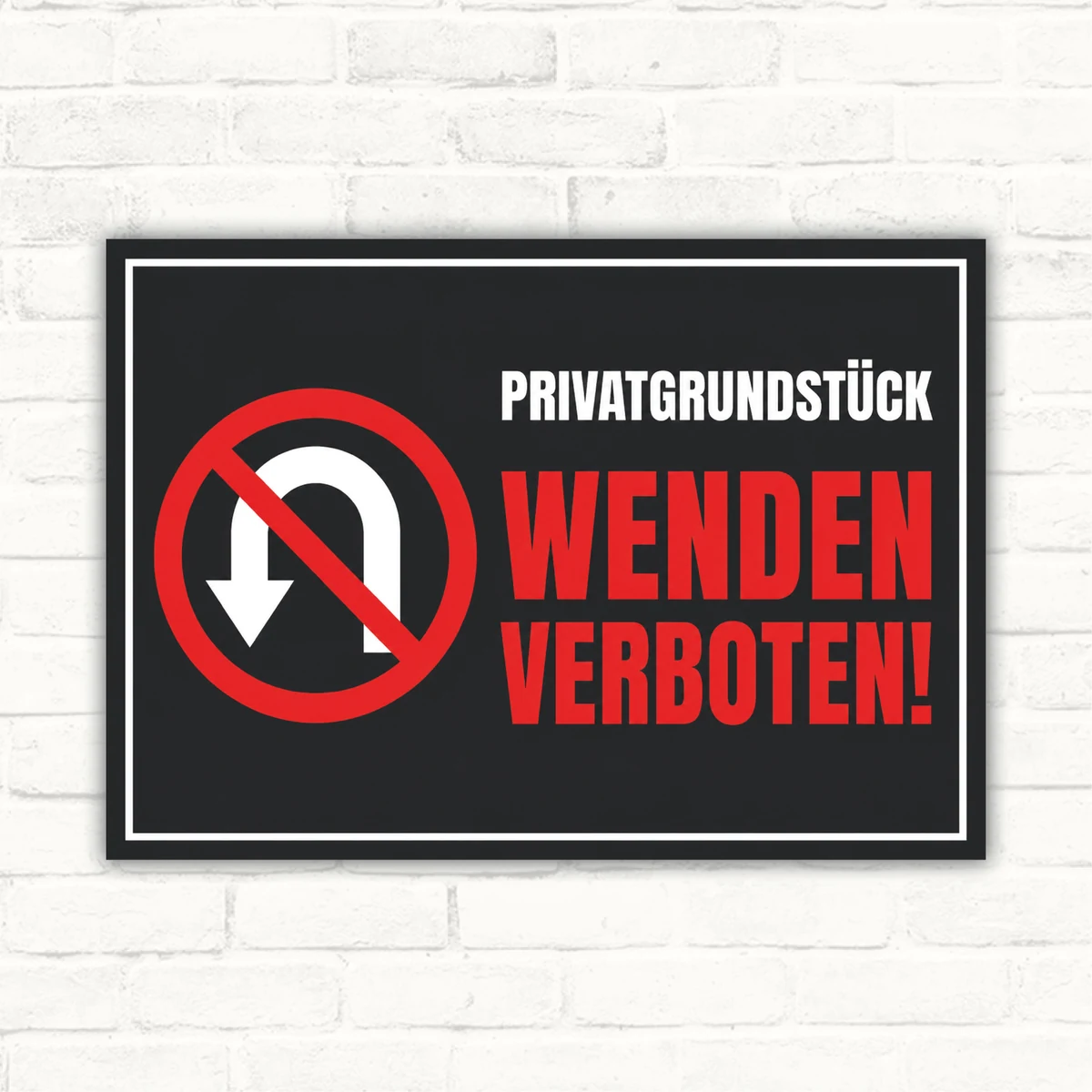 Schild mit dem Text „Privatgrundstück Wenden verboten!“ und rotem Verbotssymbol als bedrucktes Hinweisschild.