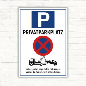 Privatparkplatz Schild mit blauem P, Abschleppwagen und dem Hinweis, dass unberechtigt abgestellte Fahrzeuge kostenpflichtig abgeschleppt werden.
