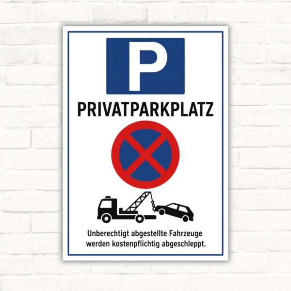 Privatparkplatz Schild mit blauem P, Abschleppwagen und dem Hinweis, dass unberechtigt abgestellte Fahrzeuge kostenpflichtig abgeschleppt werden.