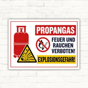 Propangas Feuer und Rauchen verboten Schild mit Gasflasche, Verbotssymbol und Explosionsgefahr für den sicheren Einsatzbereich.
