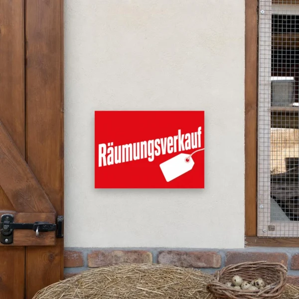KI-generiertes Anwendungsbeispiel: Rotes Räumungsverkauf Schild mit weißem Schriftzug und Preisschild-Motiv an einer Ladenfront.
