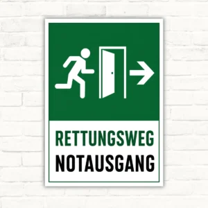 Rettungsweg Notausgang rechts Schild mit grünem Piktogramm, Pfeil nach rechts und dem Text RETTUNGSWEG NOTAUSGANG.