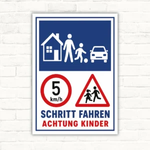 Achtung Kinder Schild mit Schritt fahren und 5 km/h, bedrucktes Warnschild für Einfahrten und Hofbereiche.