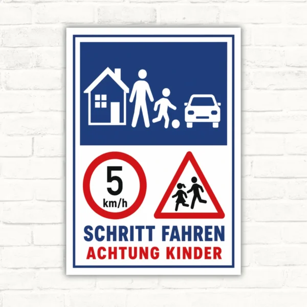Achtung Kinder Schild mit Schritt fahren und 5 km/h, bedrucktes Warnschild für Einfahrten und Hofbereiche.